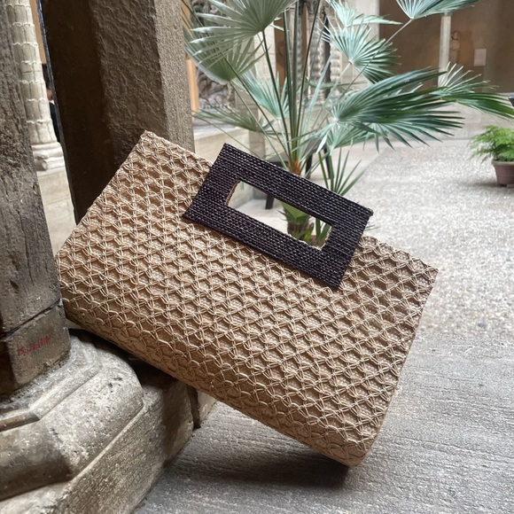 Hand-woven raffia clutch with handle - Picture 1 of 6